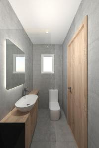 un bagno con un water bianco e un lavandino di Villa Pitsa a Mpatsi (Batsi)