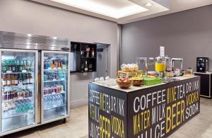 a coffee shop with a counter and a refrigerator at Nacional Inn Palmas in Palmas +14 photos