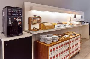 a kitchen with a counter with plates and a microwave at Nacional Inn Palmas in Palmas +16 photos