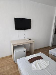 een slaapkamer met een bureau en een tv aan de muur bij Festa-Kranevo in Kranevo