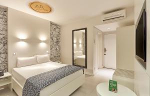 a hotel room with a bed and a television at Nacional Inn Palmas in Palmas