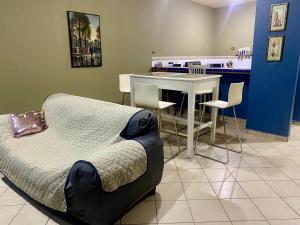 a bedroom with a bed and a table and chairs at Horus Suite Apartamento in San Pedro Sula