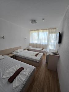 een kamer met twee bedden en een televisie bij Festa-Kranevo in Kranevo +16 foto's