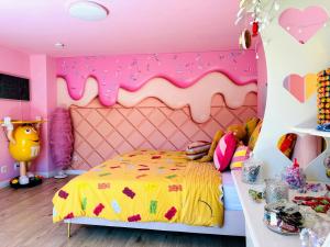 a pink and yellow bedroom with a large bed at Candypartment Sweets 'n Sleep in Gelsenkirchen +28 photos