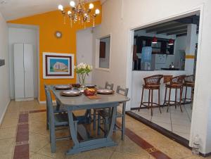a dining room and kitchen with a table and chairs at Casa com spa hidromassagem in Florianópolis +31 photos