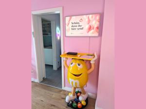 a toy person standing in a pink room at Candypartment Sweets 'n Sleep in Gelsenkirchen
