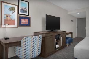 Et tv og/eller underholdning på Hampton Inn Fort Lauderdale Downtown Las Olas Area