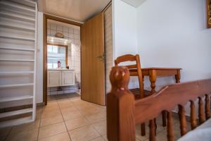 a hallway with a table and a chair in a room at Appartement Le Galawa avec les pieds dans l'eau à Saline-les-Bains pour 5 personnes in La Saline les Bains