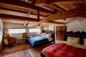 En eller flere senge i et værelse på Hotel Namaskar