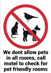 een bordje met de tekst: "Huisdieren niet toegestaan in alle kamers" en "bel het model". bij Copper City Motel in Cobar