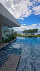 Swimmingpoolen hos eller tæt på Studio com ótima localização no Ingá