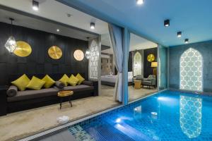 Der Swimmingpool an oder in der Nähe von Patong Signature Boutique Hotel