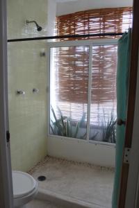 bagno con servizi igienici e finestra con pianta di Villas Coral a Dzidzantún Altre 15 foto