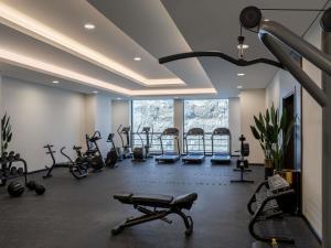 una palestra con diversi tapis roulant e cyclette di Novotel Makkah Thakher City a La Mecca