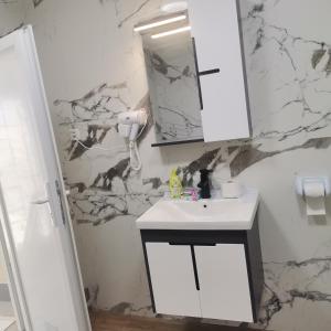 Et badeværelse på Zenith Apartment + 20 billeder