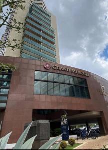 a building with a sign on the front of it at Lindo flat Grand Mercoure triplo in Brasília