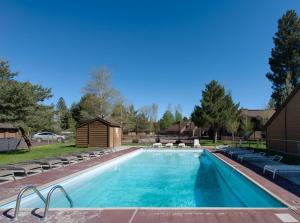 una piscina con sedie e un gazebo di Laid Back Lounge by Casago McCall - Donerightmanagement a McCall