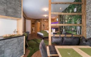 Cet appartement comprend une chambre et un salon. dans l'établissement Aurina Lodges, à Lutago