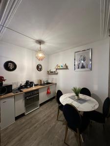 a kitchen with a table and chairs in a room at Apparemment Gütenberg-Cathedrale in Strasbourg