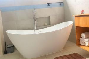 Et badeværelse på Private Luxury Escape with Pool Perfect for Couples & Small Families