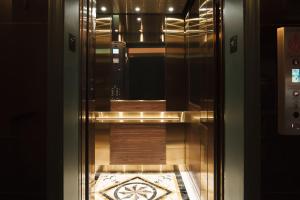 a microwave oven with a tile on the floor at Le Particulier Miami in Miami Beach