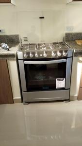 a stainless steel stove in a kitchen at Confortable casa independiente in Crucita