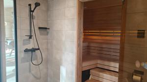 a bathroom with a walk in shower next to a sauna at Hakoranta in Ruka +20 photos