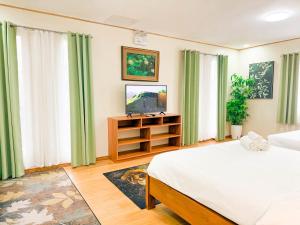 En eller flere senge i et værelse på Sky Garden Homestay