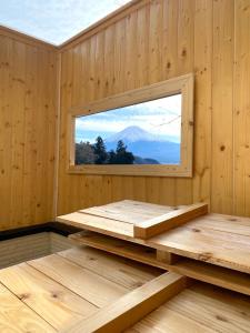 una camera con sauna e finestra di Retreat Camp Mahoroba a Fujikawaguchiko