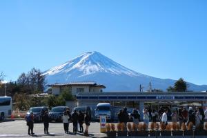 een groep mensen die voor een berg staat bij Kuranoyado Matsuya in Fujikawaguchiko +69 foto's