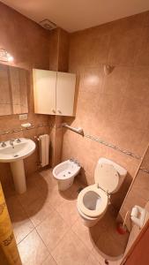 a bathroom with a toilet and a sink at Malvinas Casa de Playa in Necochea