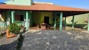 a patio of a house with a roof at Sítio Menezes in Parnaíba