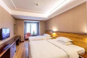 een hotelkamer met twee bedden en een flatscreen-tv bij Sofitel Svyain Hotel in Chengdu +15 foto's