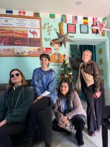 een groep mensen die voor een kerstboom zitten bij Explore Hostel Life Jaisalmer in Jaisalmer