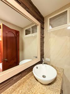 Et badeværelse på Suites Ejecutivas Unioro