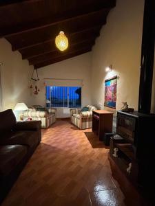a living room with a couch and a tv at el maiten in Mar del Plata