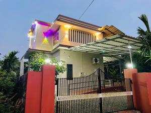 a house with a fence in front of it at MO’s Agro in Pāppinisseri +4 photos
