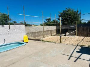 an empty basketball court with a volley ball hoop at Casa de Hóspedes Kipper in São Gabriel