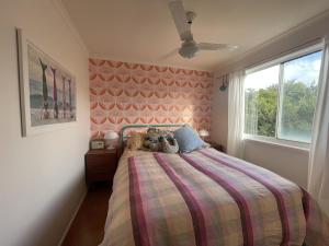 a bedroom with a bed with two teddy bears on it at La Sirena, Venus Bay in Venus Bay +13 photos