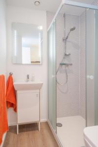 een badkamer met een douche en een wastafel bij Ooostel2.be Zaventem in Zaventem