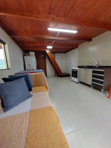a large room with a bed and a kitchen at Chale Primavera in Benedito Novo