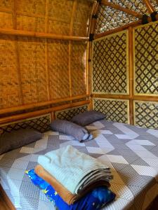 a room with a bed with towels on it at D Cottage Sabin in Punten