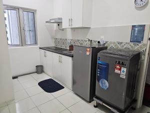 una cucina con lavandino e lavastoviglie di Ipoh Anderson Condo - 2BR a Ipoh