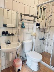 een badkamer met toilet en wastafel bij Yun Ting Orchid Garden in Sanyi