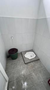a small bathroom with a toilet in the floor at D Cottage Sabin in Punten +6 photos