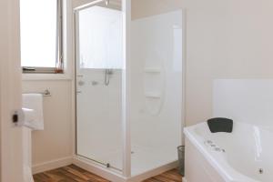 een douche met een glazen deur in een badkamer bij Mara House - Space for Everyone in St Helens +15 foto's