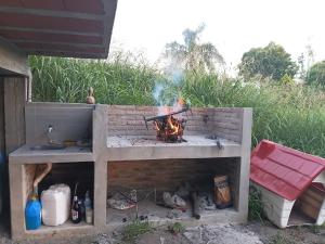 un barbecue con fuoco in un forno di mattoni di casa fin de semana a Paraná