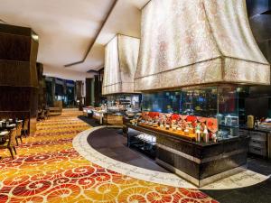 una hall di un hotel con un grande acquario al centro di Sofitel Mumbai BKC a Mumbai