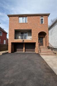 een stenen huis met een oprit ervoor bij Tremont Hidden Treasure in East Orange