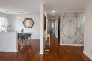 een eetkamer en een woonkamer met een muurschildering bij Tremont Hidden Treasure in East Orange